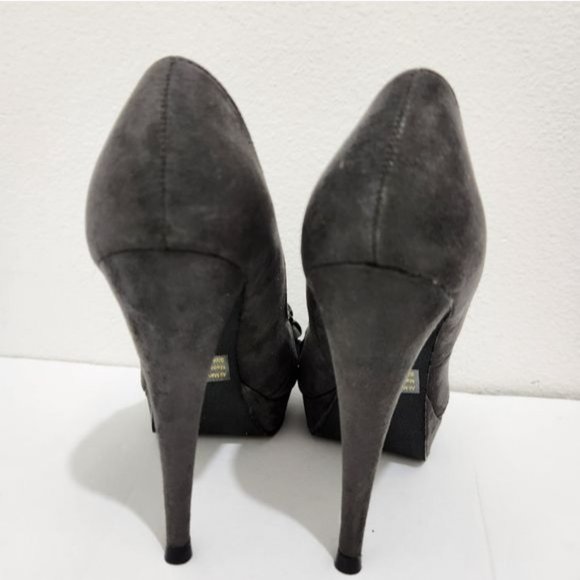 🎈Charming Charlie gray Suede Ruffled Heels Siz… - Picture 6 of 8